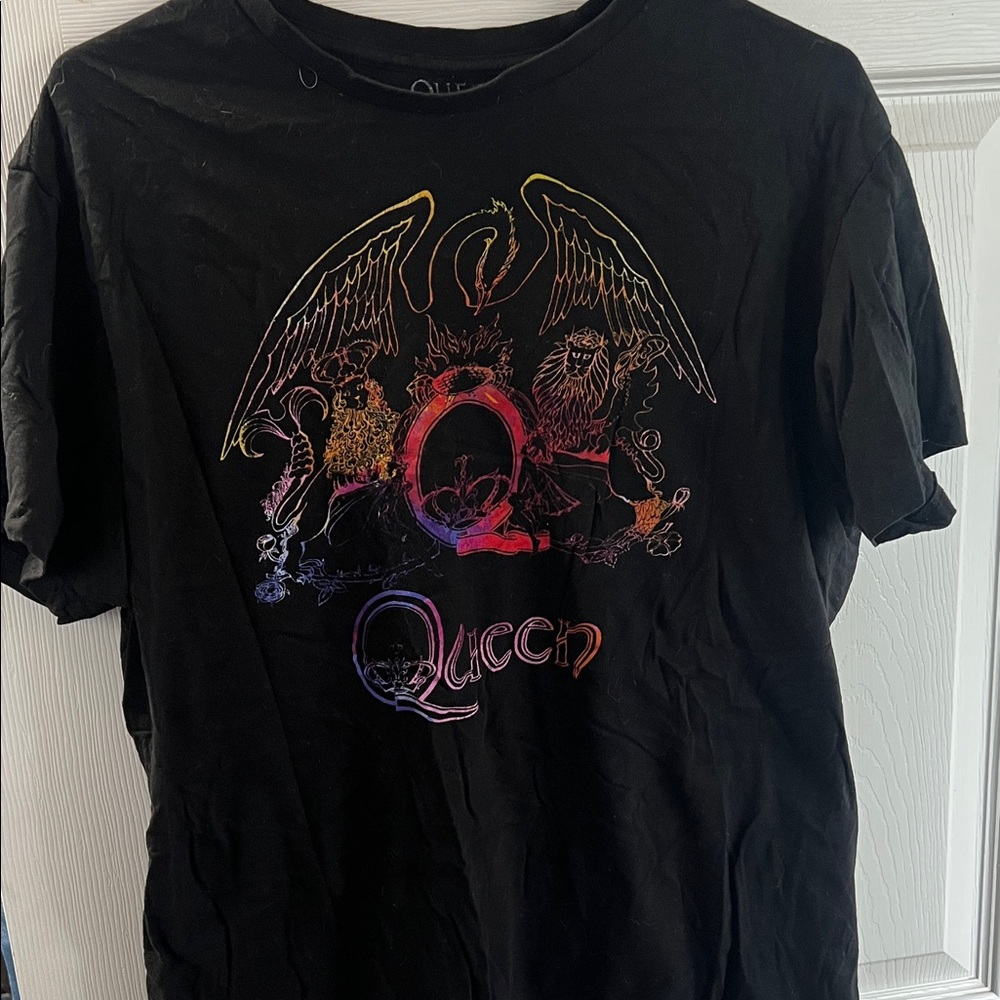 Que Black Tee with Colorful Graphic